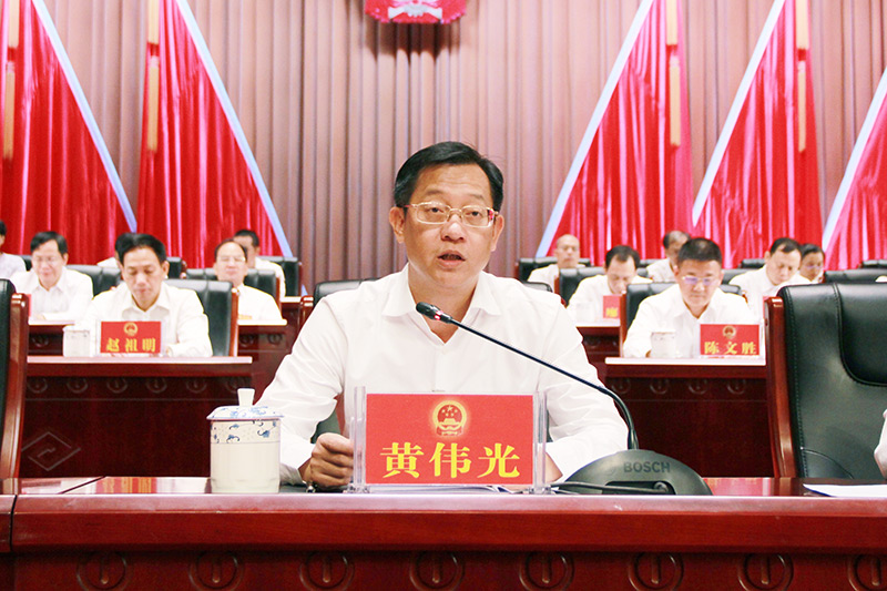 城区党委书记黄伟光在会上发言